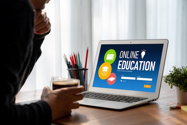 Sitio web de aprendizaje electrónico con software moderno para que los estudiantes estudien en Internet