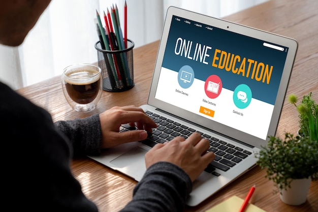 Sitio web de aprendizaje electrónico con software moderno para que los estudiantes estudien en Internet