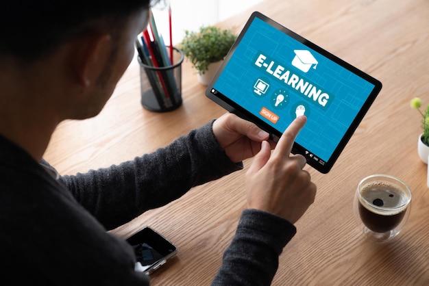 Sitio web de aprendizaje electrónico con software moderno para que los estudiantes estudien en Internet