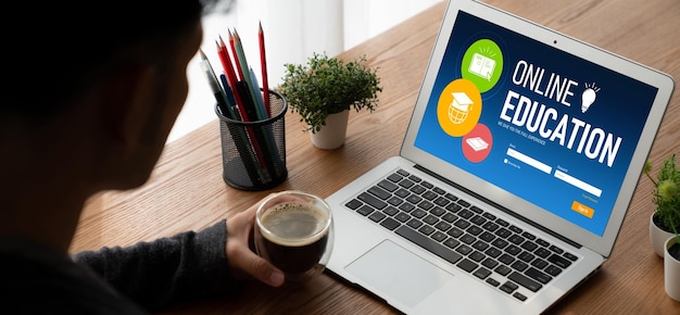 Sitio web de aprendizaje electrónico con software moderno para que los estudiantes estudien en Internet