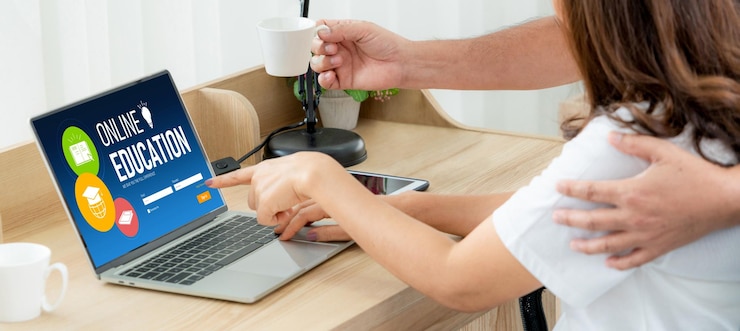 Foto sitio web de aprendizaje electrónico con software moderno para que los estudiantes estudien en internet