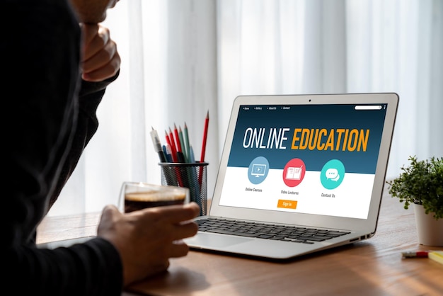Foto sitio web de aprendizaje electrónico con software moderno para que los estudiantes estudien en línea en la red de internet