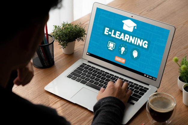 Sitio web de aprendizaje electrónico con software moderno para que los estudiantes estudien en línea en la red de Internet