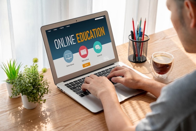 Sitio web de aprendizaje electrónico con software moderno para que los estudiantes estudien en línea en la red de Internet
