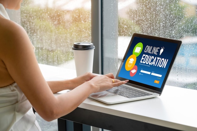 Sitio web de aprendizaje electrónico con software moderno para que los estudiantes estudien en línea en la red de Internet