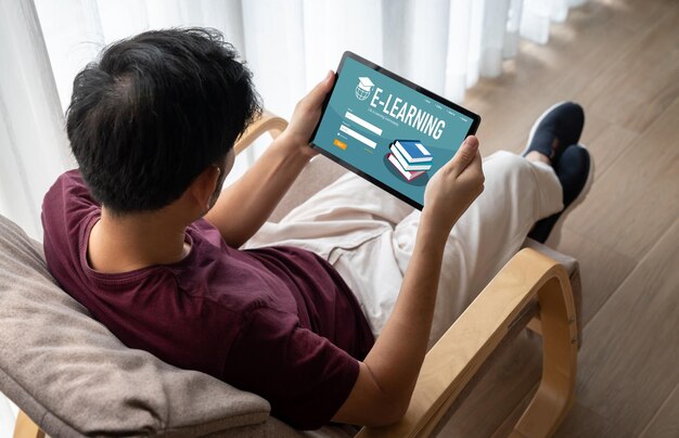 Sitio web de aprendizaje electrónico con software moderno para que los estudiantes estudien en línea en la red de Internet