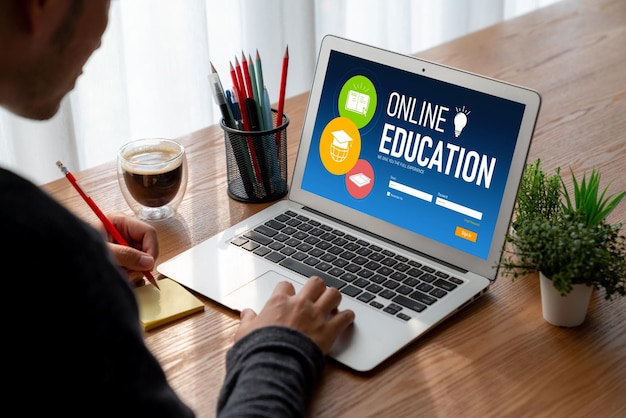Sitio web de aprendizaje electrónico con software moderno para que los estudiantes estudien en línea en la red de Internet