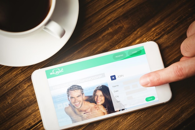 Sitio web de citas contra la mano usando un teléfono inteligente.