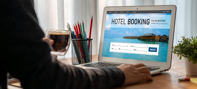 El sitio web de reserva de alojamiento de hotel en línea proporciona un sistema de reserva moderno