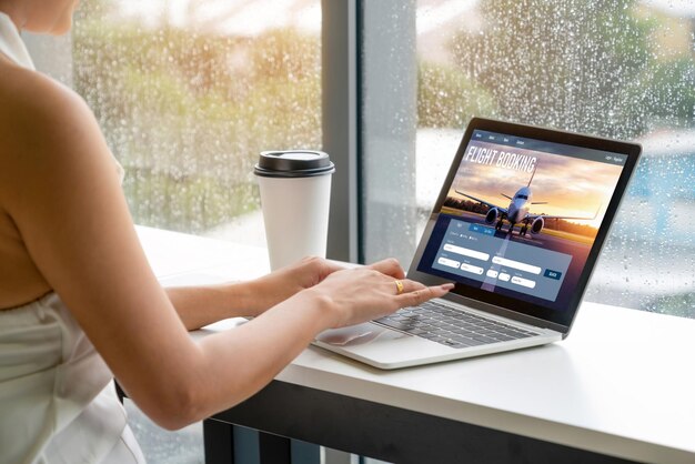 El sitio web de reservas de vuelos en línea proporciona un moderno sistema de reservas Concepto de tecnología de viajes