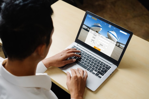 El sitio web de reservas de vuelos en línea proporciona un sistema de reservas moderno