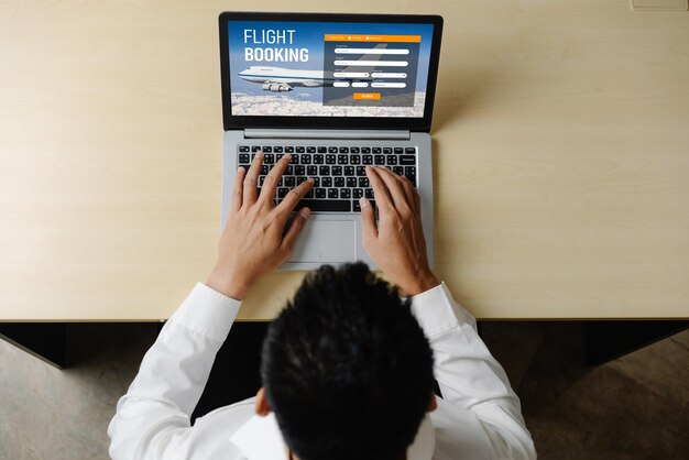 El sitio web de reservas de vuelos en línea proporciona un sistema de reservas moderno