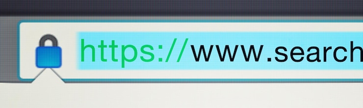 Foto sitio web seguro y url de la barra de búsqueda en la pantalla de la computadora para información en todo el mundo navegación y servidor página de inicio html o dirección de página web con investigación de primer plano descarga y portal en línea en internet