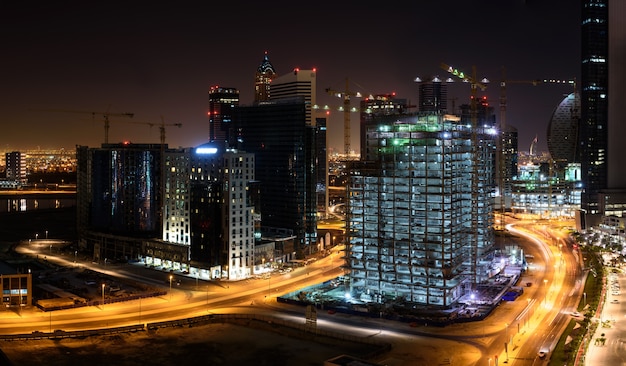 Sitios de construcción en Dubai en la noche