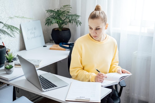 Sitios web de búsqueda de empleo motores de búsqueda de empleo y tableros joven estudiante mujer buscando oportunidades de trabajo