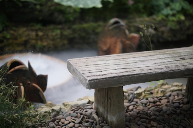 Foto sitzbank aus holz im gartenpark