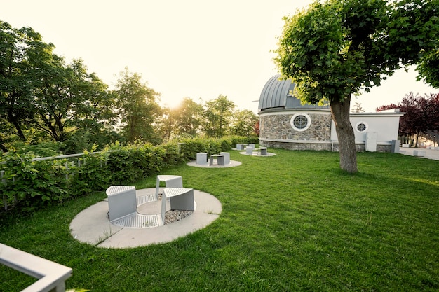 Sitzbereich aus Stahl mit mit grünem Gras gesäumten Bänken am Observatorium