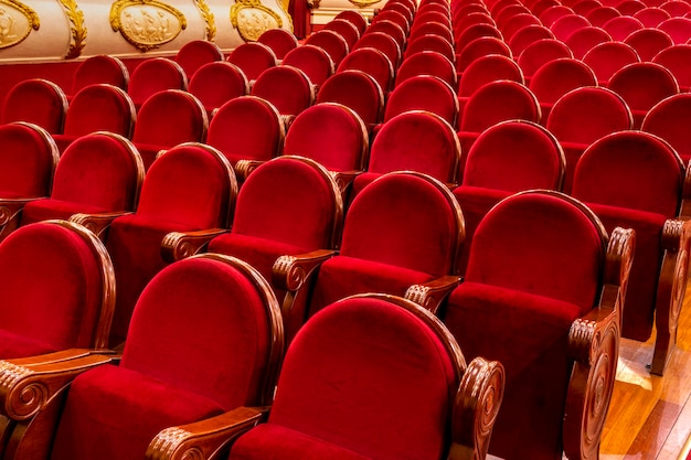 Sitze aus rotem Samt in einem Theater in Villena, Spanien