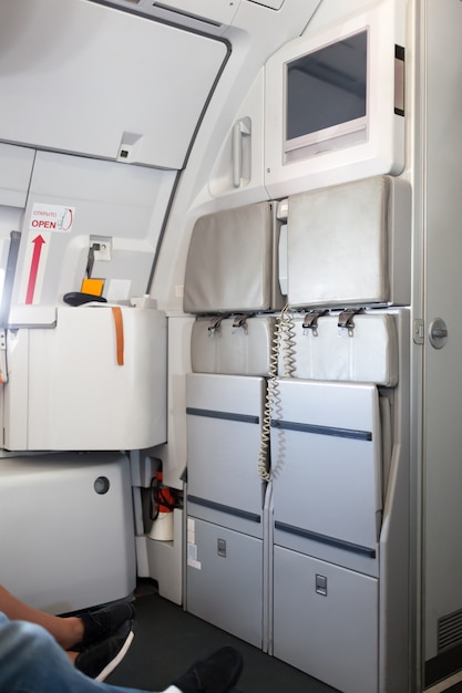 Sitze für Stewardessen im modernen Flugzeug