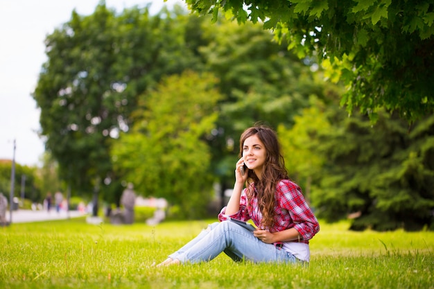 Sitzen im Gras im Park.