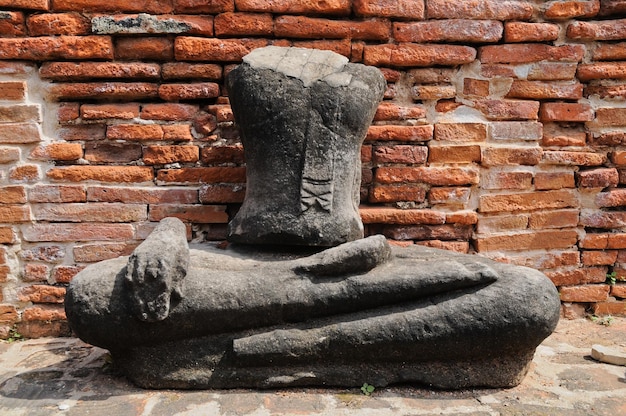 Sitzende alte Buddha-Statue in Thailand