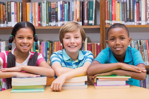 Sitzende Bibliothek mit drei Freunden