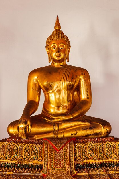 Sitzende Buddha-Goldstatue aus nächster Nähe im buddhistischen Tempel Wat Pho Bangkok Thailand