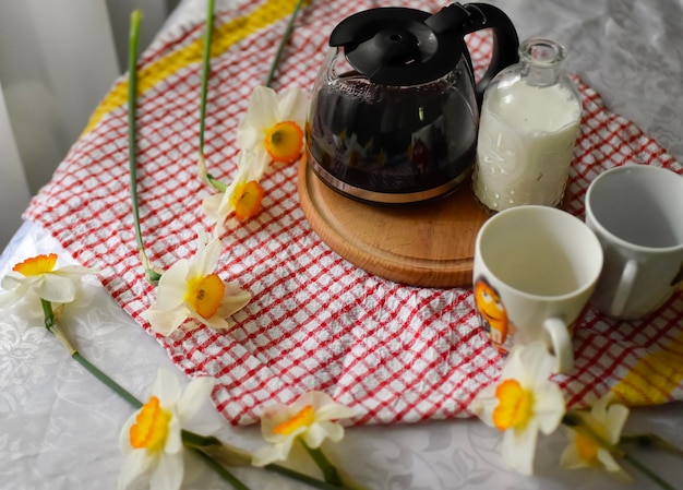 Sitzgelegenheiten am Frühstückstisch mit Kaffeetasse und Milch