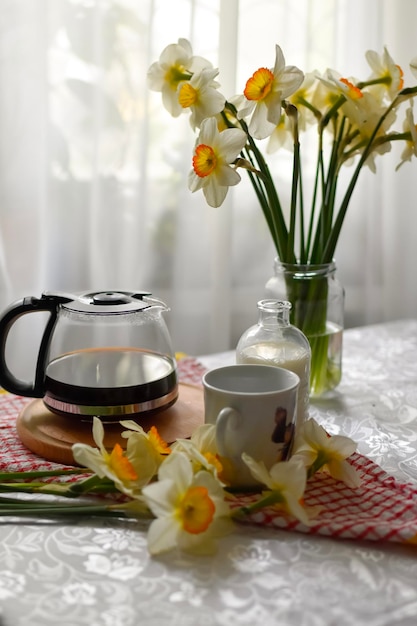 Sitzgelegenheiten am Frühstückstisch mit Kaffeetasse und Milch