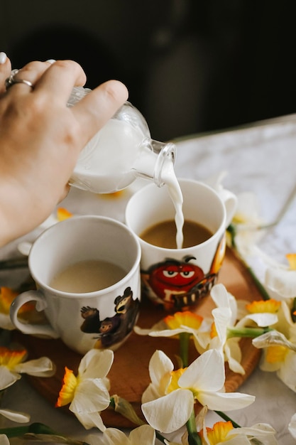 Sitzgelegenheiten am Frühstückstisch mit Kaffeetasse und Milch