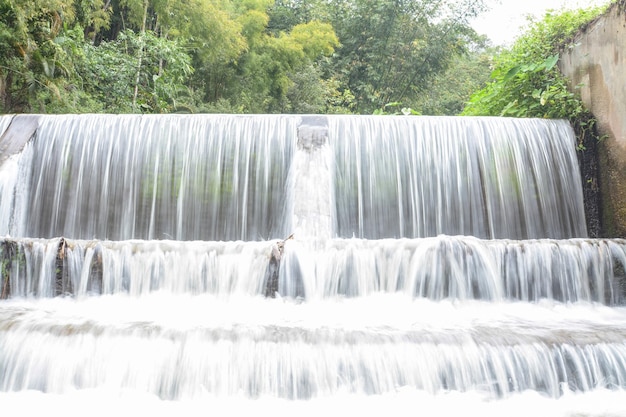 Sitzgelegenheiten im Wasserfall, Zeit zum Entspannen am Mae Kampong Wasserfall in Chiang Mai, Thailand