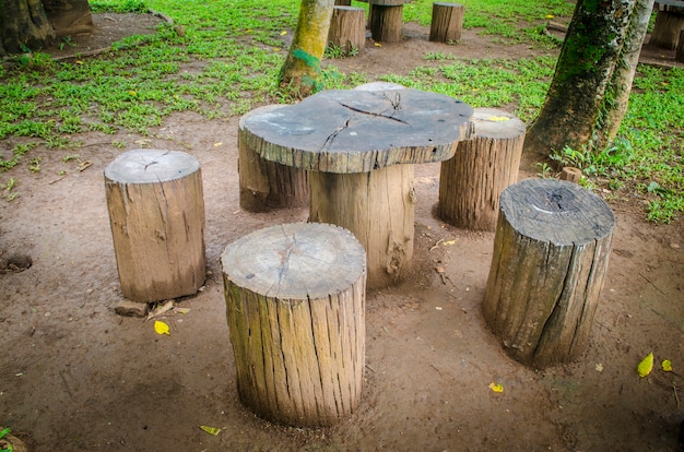 Sitzstühle im Park, Gartenmöbel aus Holzstamm