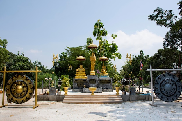 Sivali ou phra siwali e Upagupta ou Phra Upakut arhat e Gautama Maha Katyayana ou Phra sangkajai buddha pelo respeito tailandês rezando no templo Wat Pho Bang O em 15 de março de 2022 em Nonthaburi Tailândia