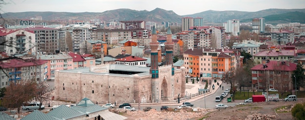 Sivas, janeiro de 2021: gok madrasah. esta é uma madrassa do século 13, uma instituição educacional islâmica em sivas, turquia. panorama da cidade