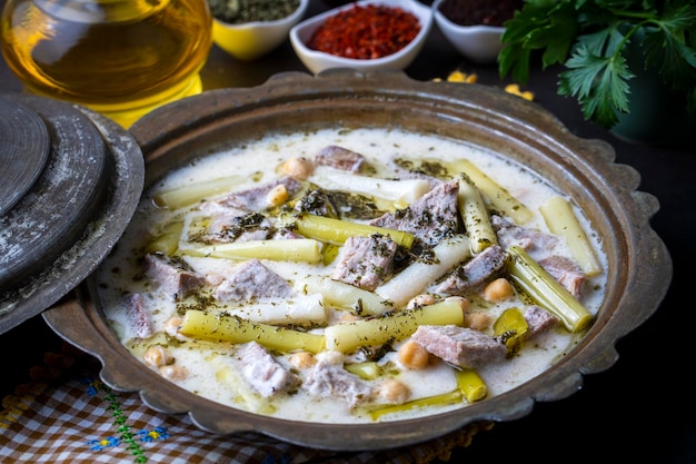 Siveydiz; (Turkey - Antep Style Local Food) ist ein Antep-Gericht aus frischem Knoblauch und Lamm. Türkischer Name; Siveydiz