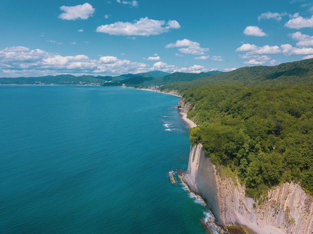 Skala Kiseleva é um monumento natural no território do distrito de Tuapse, no Território de Krasnodar. Vista aérea de cima. Filmagem 4K.