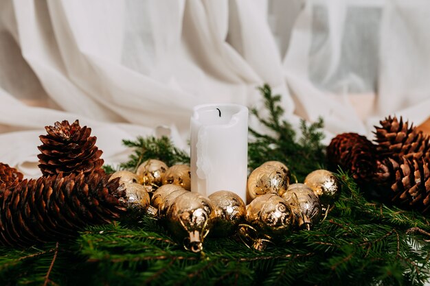 Skandinavische Weihnachtskarte mit weißem Stoff und Weihnachtskranz mit weißen Kerzen innen