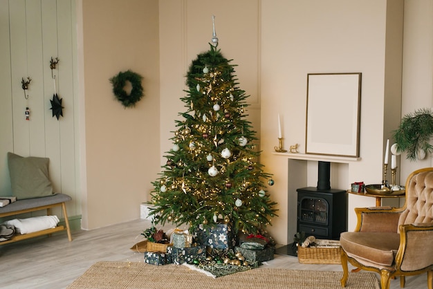 Skandinavisches beiges Weihnachtsinterieur mit geschmücktem Weihnachtsbaum Kamin mit Sesselkranz