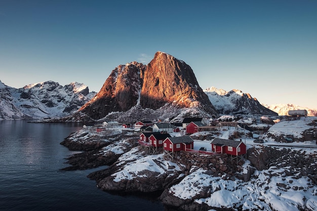 Skandinavisches Haus oder Hamnoy-Fischerdorf in Moskenes auf den Lofoten-Inseln