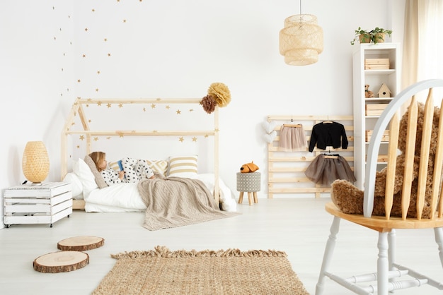 Skandinavisches Schlafzimmer mit umweltfreundlichen Accessoires