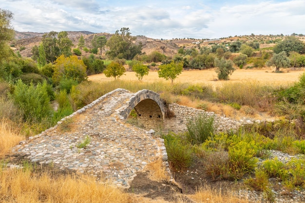 Skarfos antiguo puente de piedra veneciano Paphos Chipre