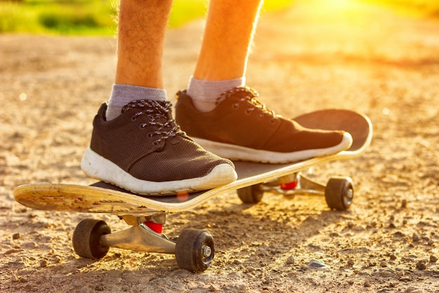 Skate na estrada ao pôr do sol, entretenimento de verão