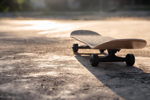Skateboard auf Zementboden, Extremsport und Outdoor-Aktivitäten.