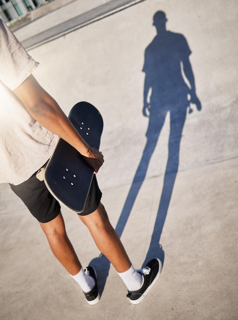 Skateboard city y man shadow skate en el atleta del parque listo para entrenar fitness y hacer ejercicio en el parque de patinaje Entrenamiento deportivo y persona de Los Ángeles con tablero sobre concreto para el deporte del skateboarding