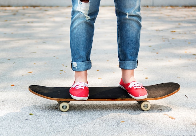 Skateboard, das stehendes entspannendes Konzept des Lebensstils spielt