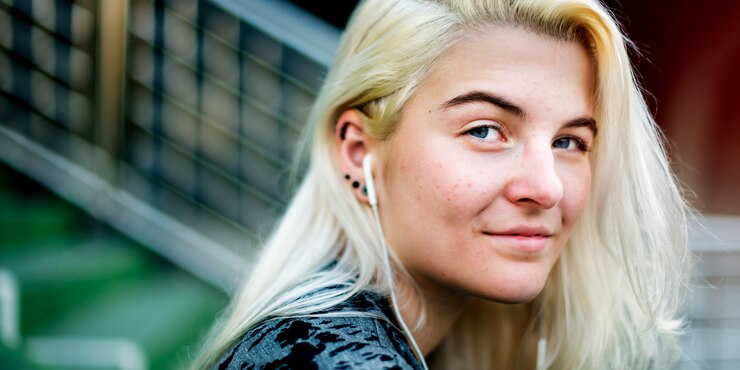 Foto skateboard der jungen frau, das draußen brücken-konzept steht