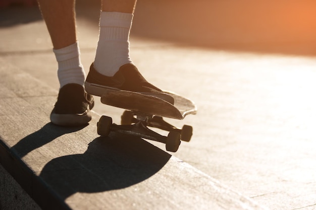 Skateboard und Füße.