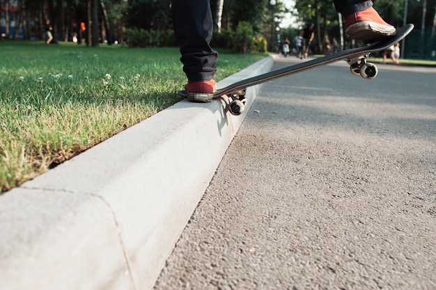 Skateboarder machen Backslide-Trick im Park. Üben, das Gleichgewicht auf Schlittschuhen zu halten. Lifestyle-Trainings-Freizeit-Spaß-Konzept