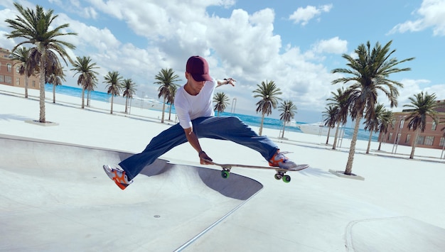 Skateboarder macht einen Trick in einem Skatepark