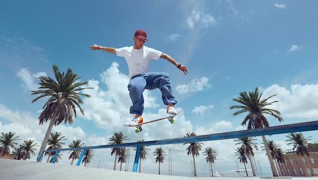 Skateboarder macht einen Trick in einem Skatepark